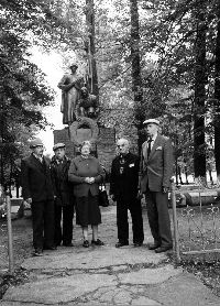 Ветераны Великой Отечественной войны на могиле Героя Советского Союза Моисея Фроимовича Шварцмана. Бешенковичи, 1997 г.