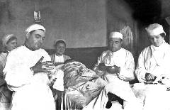 Лев Школьников (слева) проводит операцию в полевом госпитале. Фото 1942 г.
